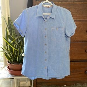 Medium women’s Orvis blue light weight button up short sleeved shirt